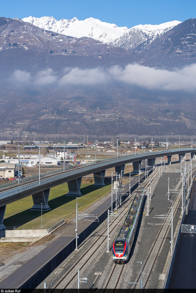 Die vollständige Inbetriebnahme des neuen S-Bahn-Fahrplans im Tessin erfolgt zwar wegen Corona-bedingten Verzögerungen bei manchen Infrastrukturausbauten erst per 5. April 2021, trotzdem konnten einige Verbesserungen bereits im letzten Dezember umgesetzt werden. Dazu gehört der vorerst im Stundentakt verkehrende RE80 Locarno - Lugano (- Mendrisio) durch den Ceneri-Basistunnel, welcher die Reisezeit zwischen den beiden Städten auf unter eine halbe Stunde senkt (vorher eine knappe Stunde).<br>
RABe 524 101 fährt am 31. Januar 2021 von der einspurigen Verbindungskurve aus Locarno herkommend in den CBT ein.