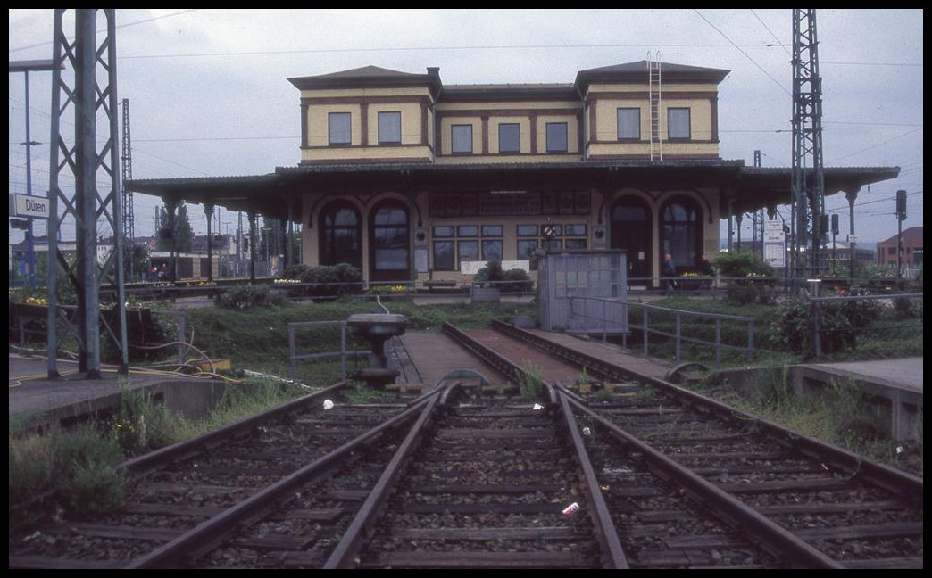 Die vor dem Bahnhofsgebäude endenden Gleise im Bahnhof Düren, hier am 13.5.1995, münden in eine Segmentdrehscheibe. Diese wurde aber zum Zeitpunkt der Aufnahme schon nicht mehr genutzt. Sie schien aber noch funktionsfähig zu sein.
