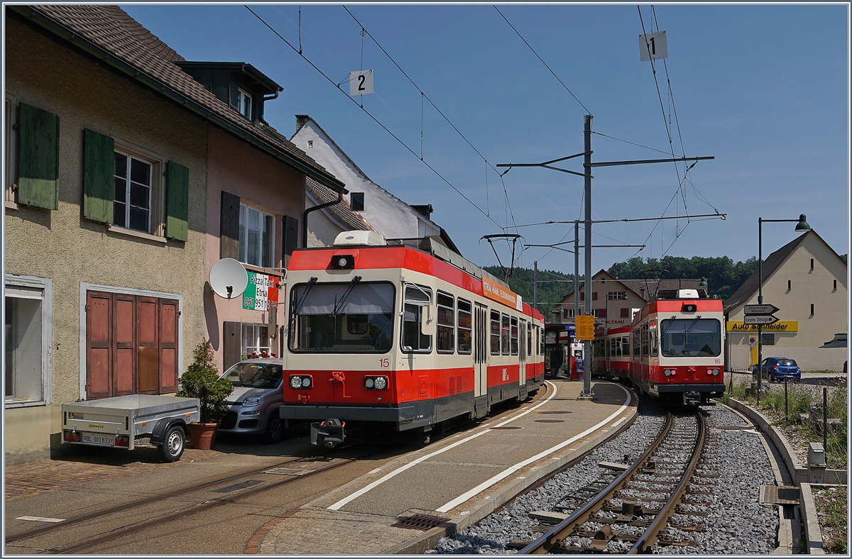 Die vor vielen Jahren Budget bedingte Wahl der schmalen 750 mm Spur scheint bei den beengten Platzverhältnissen auch heute noch die richtige Wahl zu sein, besonders da die teils im Viertelstundentakte verkehrenden Waldenburgerbahn-Züge eine hohe Beförderungsleistung bieten. 
Das Bild zeigt zwei in Hölstein kreuzende Waldenburger Bahn Züge.
22. Juni 2017