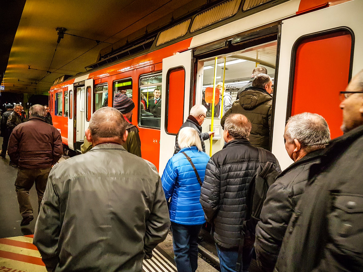 Die voraussichtlich allerletzte Fahrt des RBS Mandarinli Be 4/12 56 am Montag, 27.01.2020 mit einer Dienstfahrt von Bern nach Worb Dorf mit Ziel Werkstätte Worbboden. Die «Fahrgäste» waren aktuelle und ehemalige angestellte vom Regionalverkehr Bern Solothurn. In der Werkstatt wurde das Mandarinli mit einem Podiumsgespräch bei Bretzel und Bier verabschiedet. 