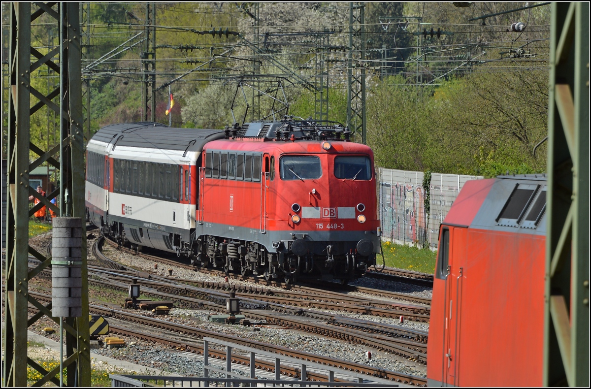 Die vorerst letzte Reise nach Singen. 115 448-3 bei der Einfahrt in den Hbf Singen. April 2014.