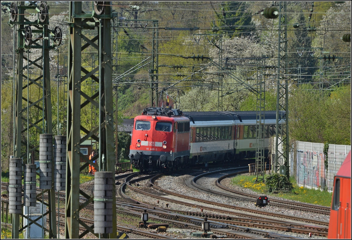 Die vorerst letzte Reise nach Singen. 115 448-3 bei der Einfahrt in den Hbf Singen. April 2014.