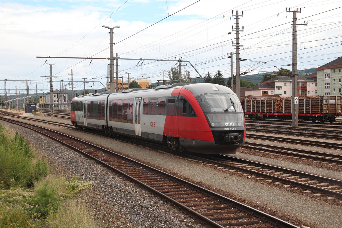 Die Vorfahrt eines Railjet wartet am 24.8.2020 der 5022 051, der noch das alte Schrägdesign trägt, in Gloggnitz ab um dann die Fahrt als SLPNV82195 nach Graz Hbf fortzusetzen.
