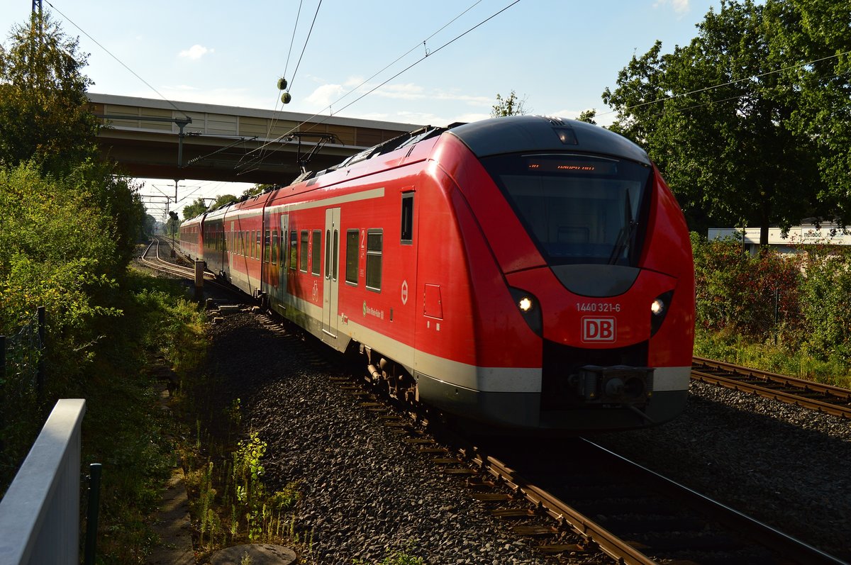 Die vorläufig letzte S8 an dem frühen Sonntagabend bei der Einfahrt in Korschenbroich, kurze Zeit später war die Strecke zwischen MG Hbf und Korschenbroich wegen Personen im Gleis gesperrt. 28.8.2016