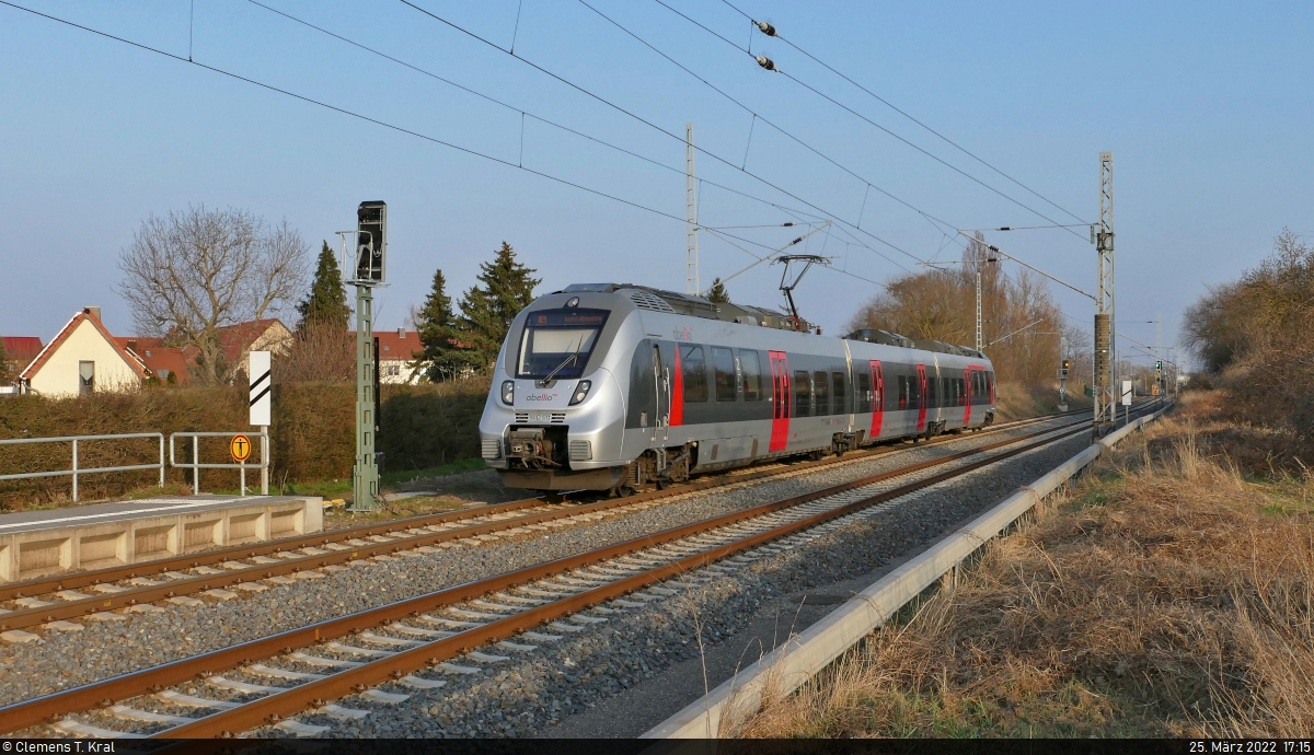 Die Vorlaufzeit des vorausfahrenden Mischers mit 187 186-2 hatte offenbar nicht gereicht, sodass 9442 611 (Bombardier Talent 2) am Blocksignal in Zscherben kurzzeitig ausgebremst wurde.

🧰 Abellio Rail Mitteldeutschland GmbH
🚝 RE 74714 (RE9) Halle(Saale)Hbf–Kassel-Wilhelmshöhe
🕓 25.3.2022 | 17:15 Uhr