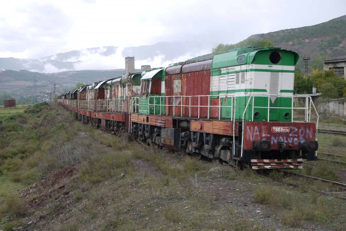 Die vorletzte in der langen Reihe schrottreifer Loks im 4. Gleis des Bahnhofs Prrenjas ist die ex-221 125, jetzt HSH 2003