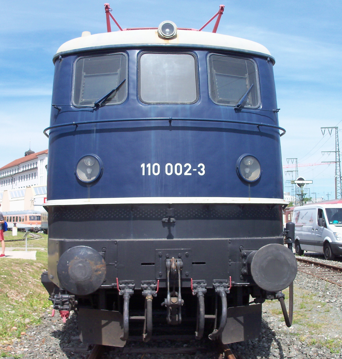 Die Vorserien E10 002 alias 110 002 steht am 06.06.2017 auf dem Außengelände des DB Museum Nürnberg.