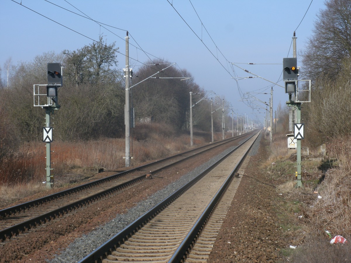 Die Vorsignale vom Greifswalder Hbf lassen sich vom Ende des Bahnsteigs in Greifswald Süd aus fotografieren.Aufgenommen am 09.März 2014.