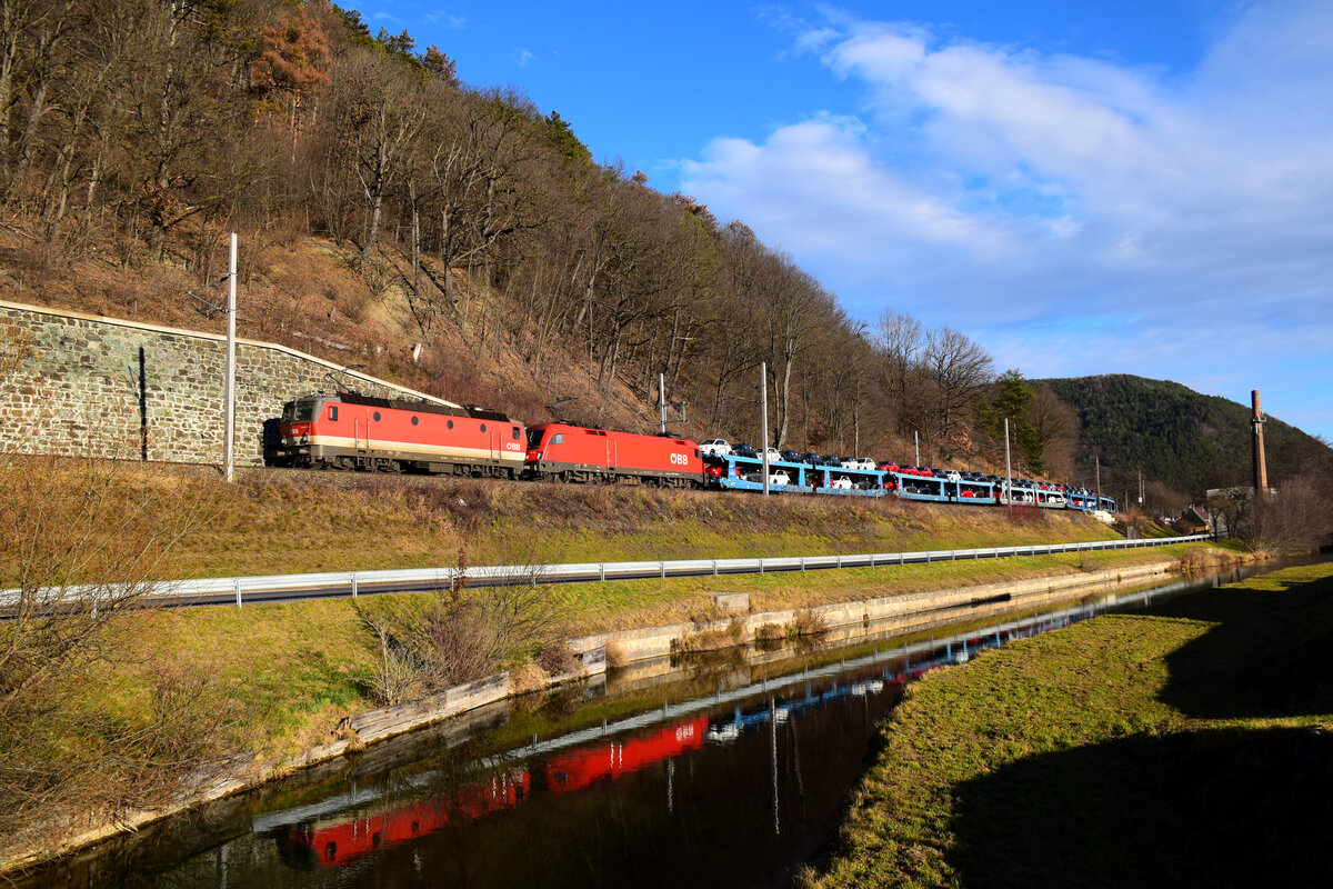 Die Vorspannlok 1144 116 und die 1116 194 sind mit einem Fiat 500 Autozug unterwegs am Semmering in Richtung Tarvisio.
Schlöglmühl, 29.12.2022.