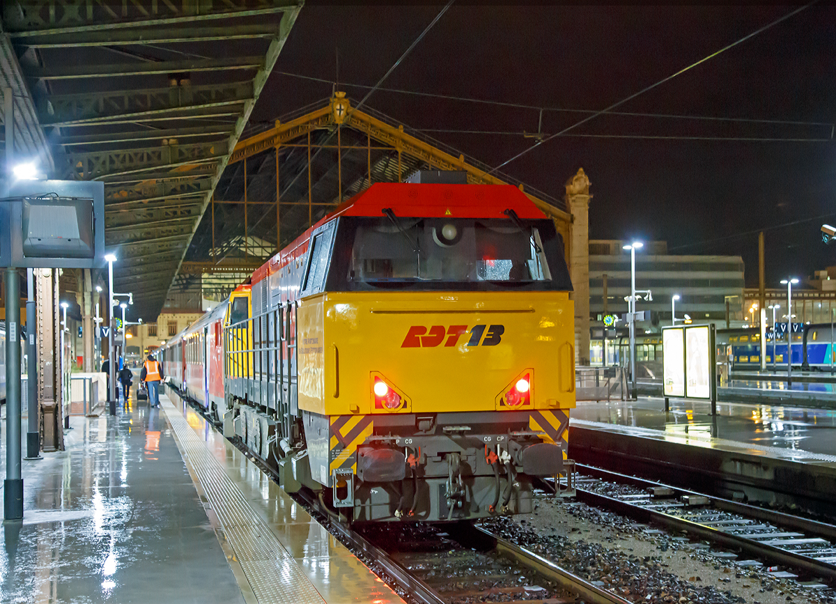 
Die Vossloh G 2000-3 BB der RDT 13 - Régie Départementale des Transports des Bouches du Rhône hängt am 24.03.2015 den kürzlich eingetroffenen Thello EC 159 / EC 160 Zug im Bahnhof Marseille St-Charles an den Haken.  

Die Lok ist eine Vossloh Mietlok (Vossloh Locomotives GmbH, Kiel-Friedrichsort) und wurde 2009 unter der Fabriknummer 5001551 gebaut. Sie trägt die NVR-Nummer 92 87 0002 021-9 F-VL. 

Hinweis: Die Aufnahme habe ich aus der Hand gemacht.