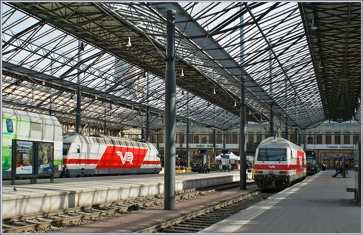 Die VR Sr2 3219 und eine weitere im Hauptbahnhof von Helsinki. 

28. April 2012