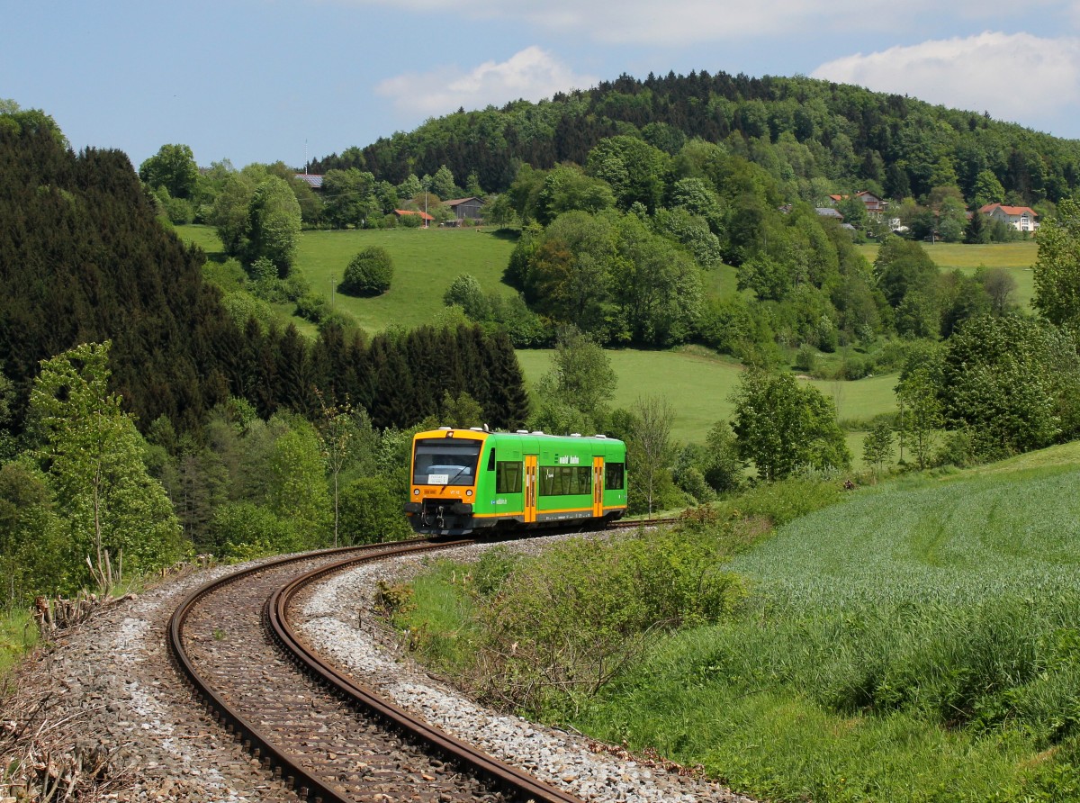 Die VT 15 nach Passau am 16.05.2015 unterwegs bei Werenain.