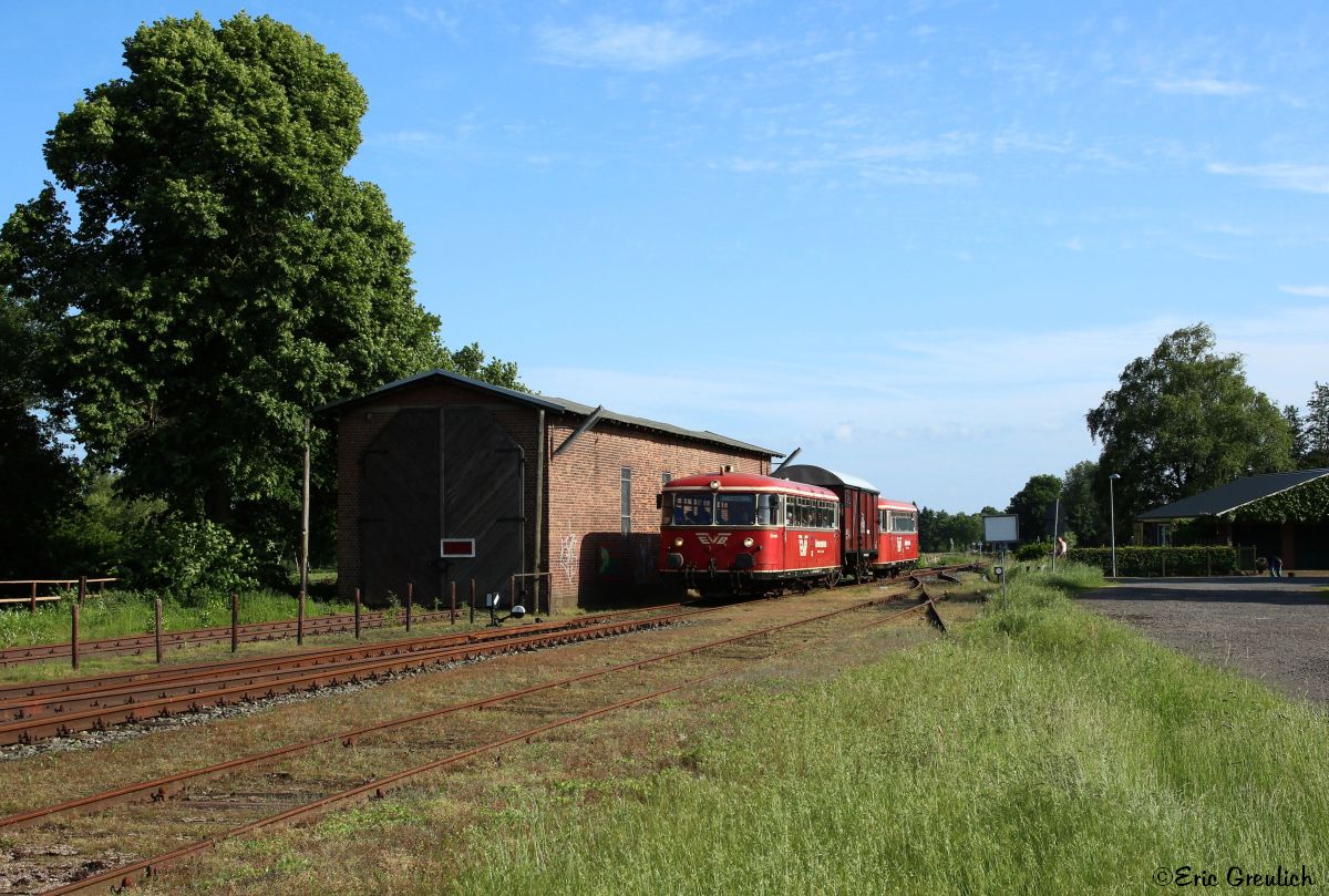 Die VT98-Garnitur fährt in den Bahnhof Gnarrenburg ein, ab 31.05.14.