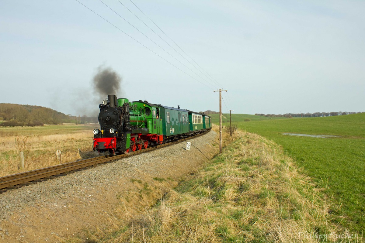 Die Vulcan-Lok  52 Mh  rollt am 11. April 2015 mit ihrem Zug Posewald entgegen.