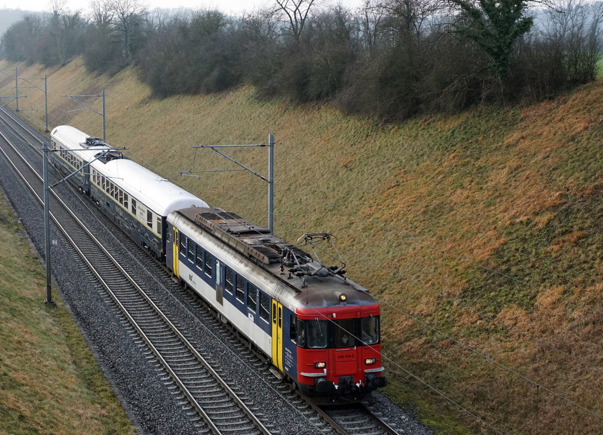 Die während den Jahren 1963 bis 1966 in Betrieb genommenen SBB RBe 540 (RBe 4/4) bieten auch noch im Jahre 2020 ein interessantes Fotomotiv.
Der dsf RBe 540 074-2 mit dem PRESTIGE CONTINENTAL EXPRESS bei Glattfelden unterwegs am 3. Januar 2020.
Foto: Walter Ruetsch
