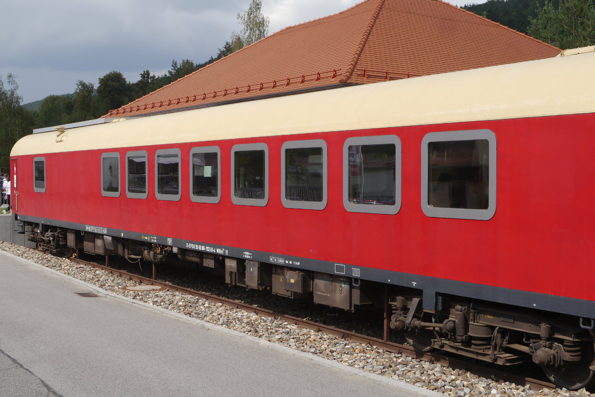 Die Waffelfabrik Beier in Miltach an der KBS 877 betreibt im dortigen alten Bahnhof sowie einem angeschlossenen ehemaligen Speisewagen der Bauart WRm 035.5, der jetzt die NVR-Nr. 56 80 88-70218-4 trägt und laut Halterkürzel D-EFSK einem hessischen Verein gehört, einen Fabrikverkauf und ein Café. Aufnahme: Miltach, 15.8.20.