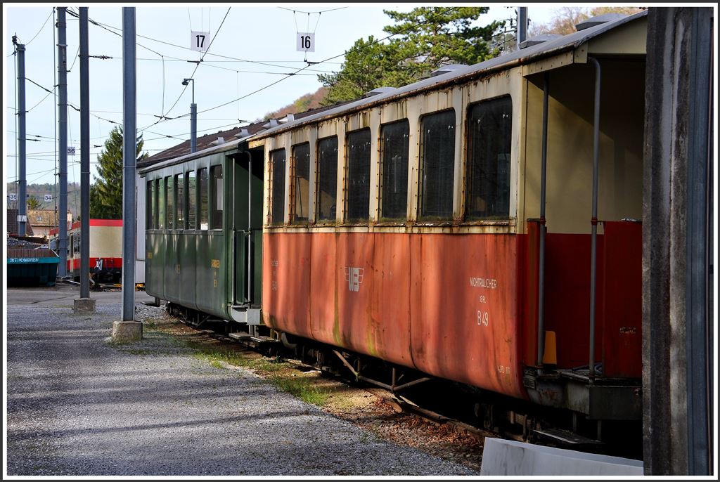 Die Wagen des Dampfzuges hinter dem Depot in Waldenburg leiden unter der Witterung und dürfen 2015 wegen des schlechten Zustandes nicht verkehren. (15.04.2015)