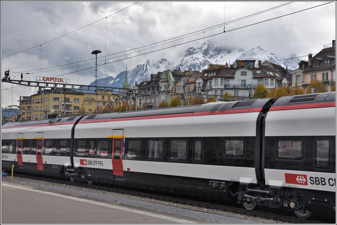 Die Wagen des Giruno mit den Jakobsdrehgestellen erscheinen eher kurz. Hier vor dem verschneiten Pilatus in Luzern. (13.01.2019)