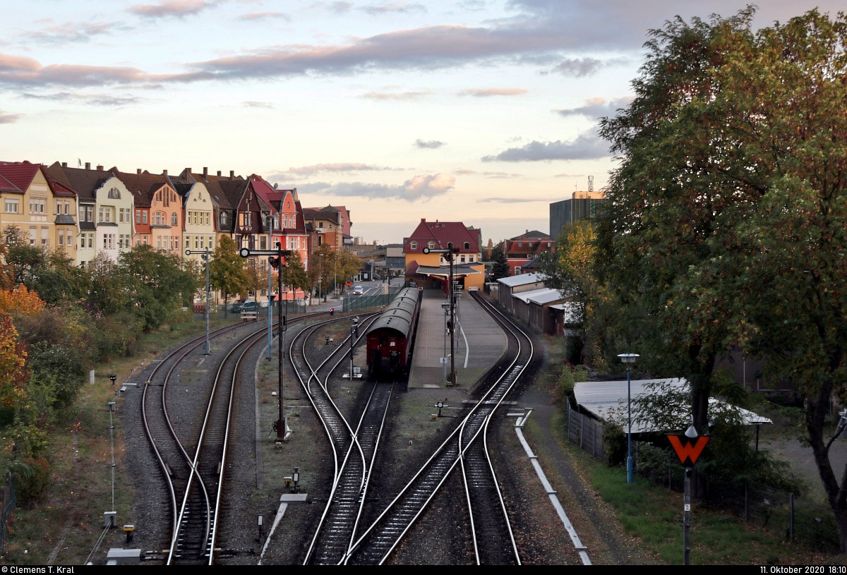 Die Wagen des soeben eingetroffenen P 8929 vom Brocken sind im Endbahnhof Nordhausen Nord auf Gleis 2 abgestellt. 
Aufgenommen von der Brücke Bruno-Kunze-Straße.

🧰 Harzer Schmalspurbahnen GmbH (HSB)
🚩 Bahnstrecke Nordhausen Nord–Wernigerode (KBS 326)
🕓 11.10.2020 | 18:10 Uhr