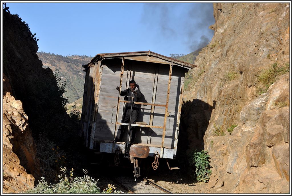 Die Wagen der Eritreischen Eisenbahnen  verfügen nicht über eine Luftbremse, sondern jeder Wagen ist mit einem Bremser besetzt. Bremser Mohammed ist für den letzten Güterwagen zuständig und muss ständig auf die Pfeiffsignale der Lok achten. (10.12.2014)