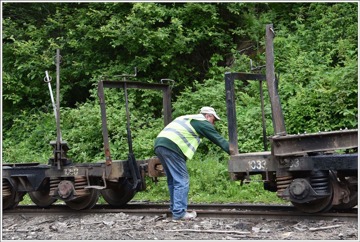 Die Wagen werden mit einer meist viergliedrigen Kette und beidseitigem Bolzen verbunden. Dass dabei keine Finger gequetscht werden, grenzt an ein Wunder. (12.06.2017)