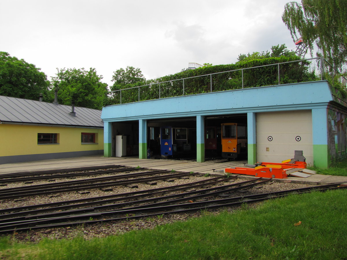 Die Wagenhalle der Liliputbahn, am 02.06.2016 im Wiener Prater.