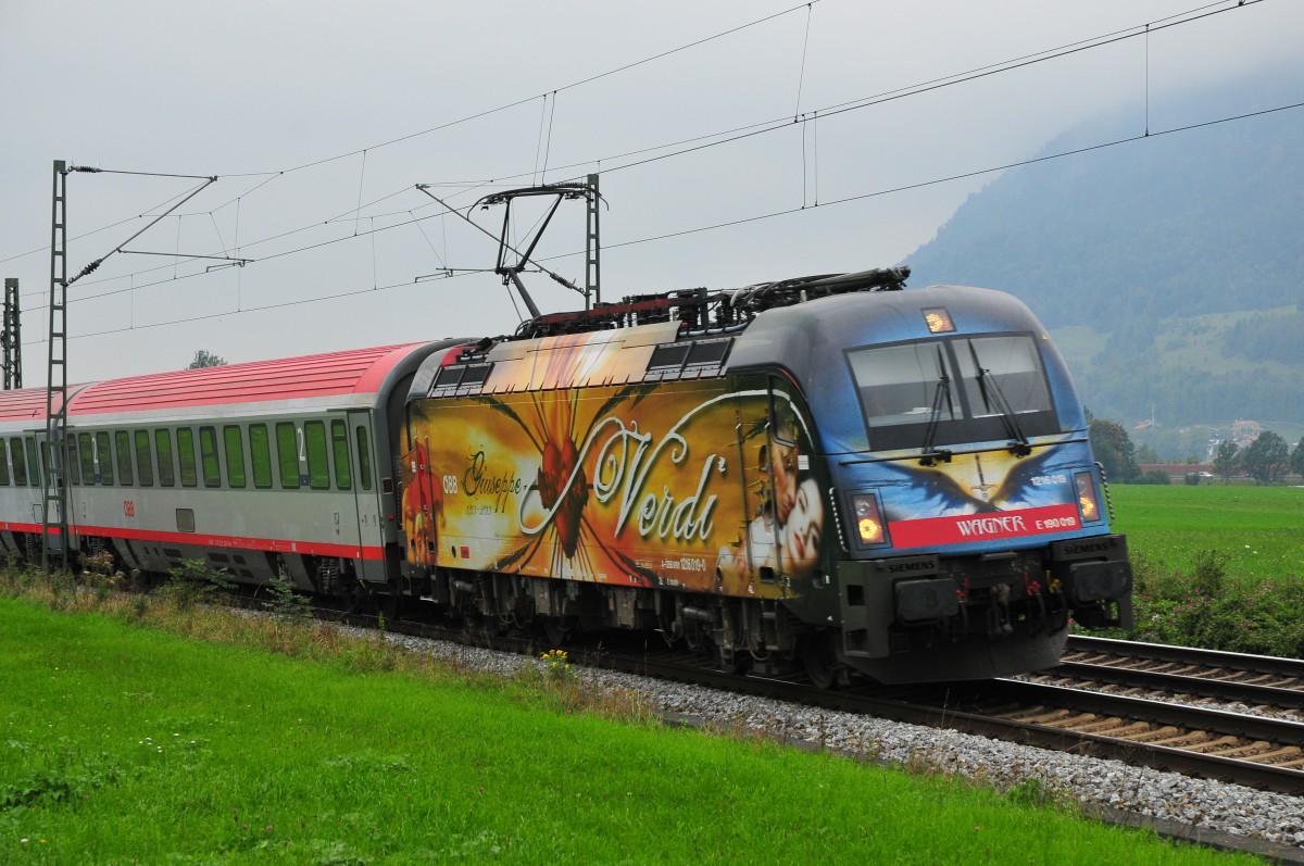 Die Wagner/ Verdi- Werbelok 1216 019 der BB mit einem Personenzug bei Oberaudorf in Richtung Brenner am 29.09.13 