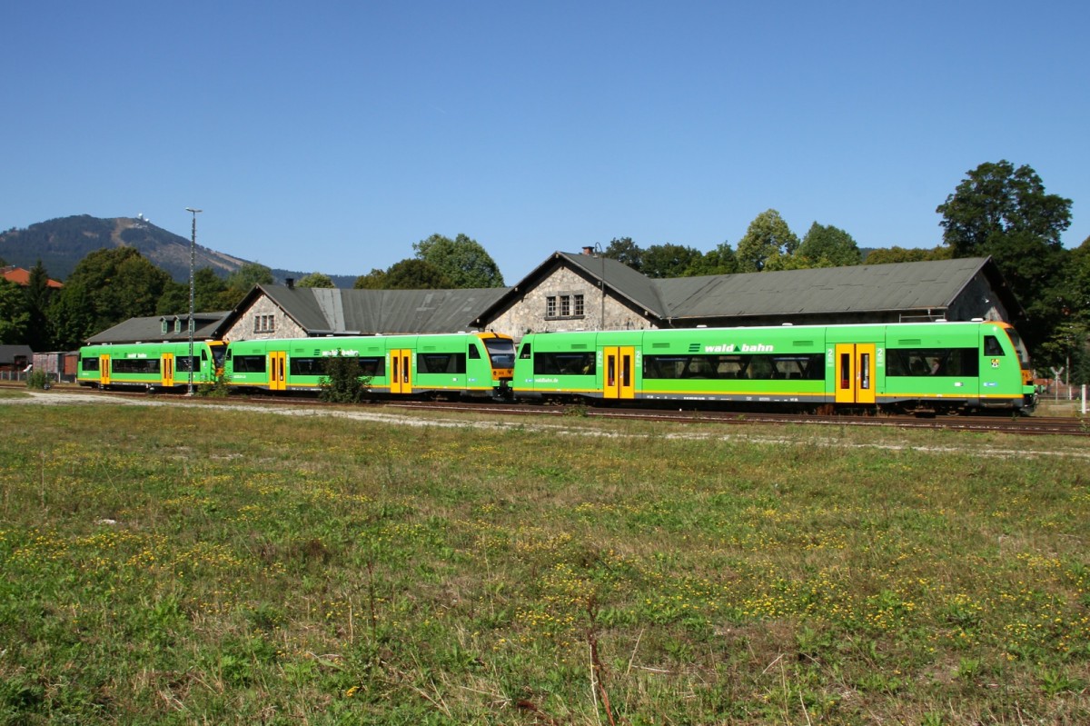 Die Waldbahn in Bayrisch Eisenstein am 30.08.2015. Dahinter das Museum und der Grosse Arber.