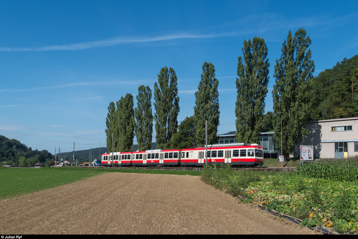 Die Waldenburgerbahn ist die einzige Bahn mit 75cm Spurweite in der Schweiz. Doch damit könnte es schon bald vorbei sein, es gibt Bestrebungen, diese auf Meterspur umzubauen um Synergien mit der BLT besser nutzen zu können und Einsparungen beim Fahrzeugeinkauf zu erzielen. Derzeit sieht es aber eher so aus, als würde die einzigartige Spurweite erhalten bleiben.
Die Waldenburgerbahn, eine Mischung aus Vorortszug und Überlandtram verkehrt zu den Spitzenzeiten im Viertelstundentakt.
Die am 28. August 2015 abgelichtete Komposition mit dem BDe 4/4 14  Ramlinsburg  an der Spitze erreicht in Kürze den Bahnhof Bad Bubendorf.