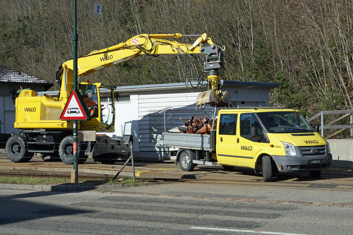 Die Waldenburgerbahn während dem grössten Umbruch ihrer erfolgreichen Geschichte.
Wenige Tage vor der Einstellung des Schmalspurbetriebes sowie am ersten Tag danach.
Am frühen Morgen des 6. April 2021 war die Kreuzungsstation im Dorfkern von Hölstein nicht mehr erkennbar. Sie wurde am langjährigen Standort verschrottet und mit dem kleinen Lastwagen abtransportiert.
Foto: Walter Ruetsch 