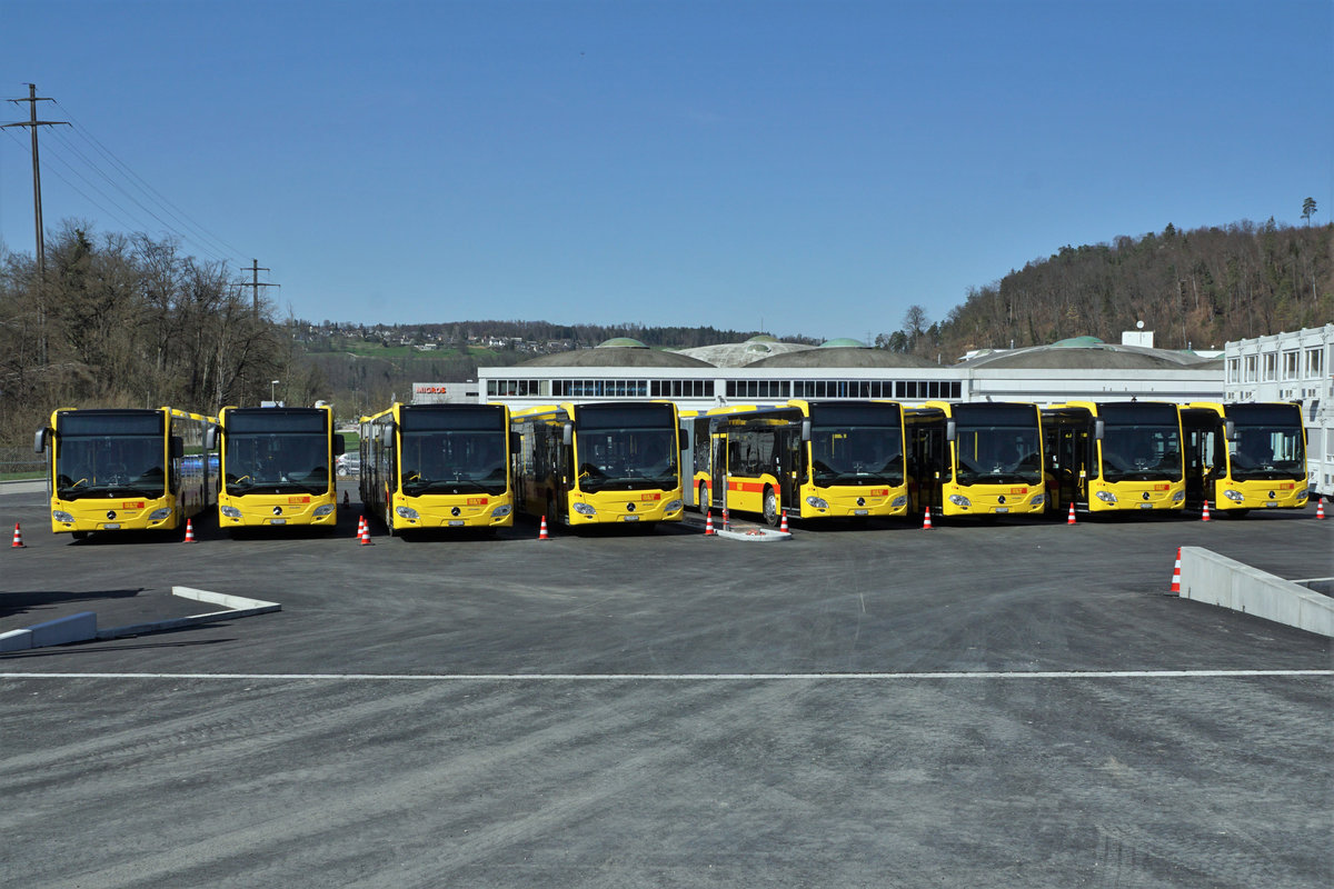 Die Waldenburgerbahn während dem grössten Umbruch ihrer erfolgreichen Geschichte.
Wenige Tage vor der Einstellung des Schmalspurbetriebes sowie am ersten Tag danach.
Schon am 31. März 2021 standen auf dem provisorisch erstellten Parkplatz bei Bad Bubendorf mehrere BLT Mercedes Citaro Gekenkbusse für den Bahnersatzdienst bereit.
Die einmaligen Aufnahmen der BLT Busparade habe ich ausnahmsweise bei der Waldenburgerbahn eingestellt, da sie als kleiner Mosaikstein zum Jahrhundertereignis gehören. Seit der Umstellung auf Busbetrieb sind solche Aufnahmen nicht mehr möglich.
Durch eine Einstellung bei den Bussen würde in diesem Fall die von mir gewollte Wirkung verloren gehen.
Hier handelt es sich nur um die Vorbereitung und nicht um den tatsächlichen Ersatzbetrieb der in Zukunft zur Rubrik Busse gehören wird.     
Foto: Walter Ruetsch
