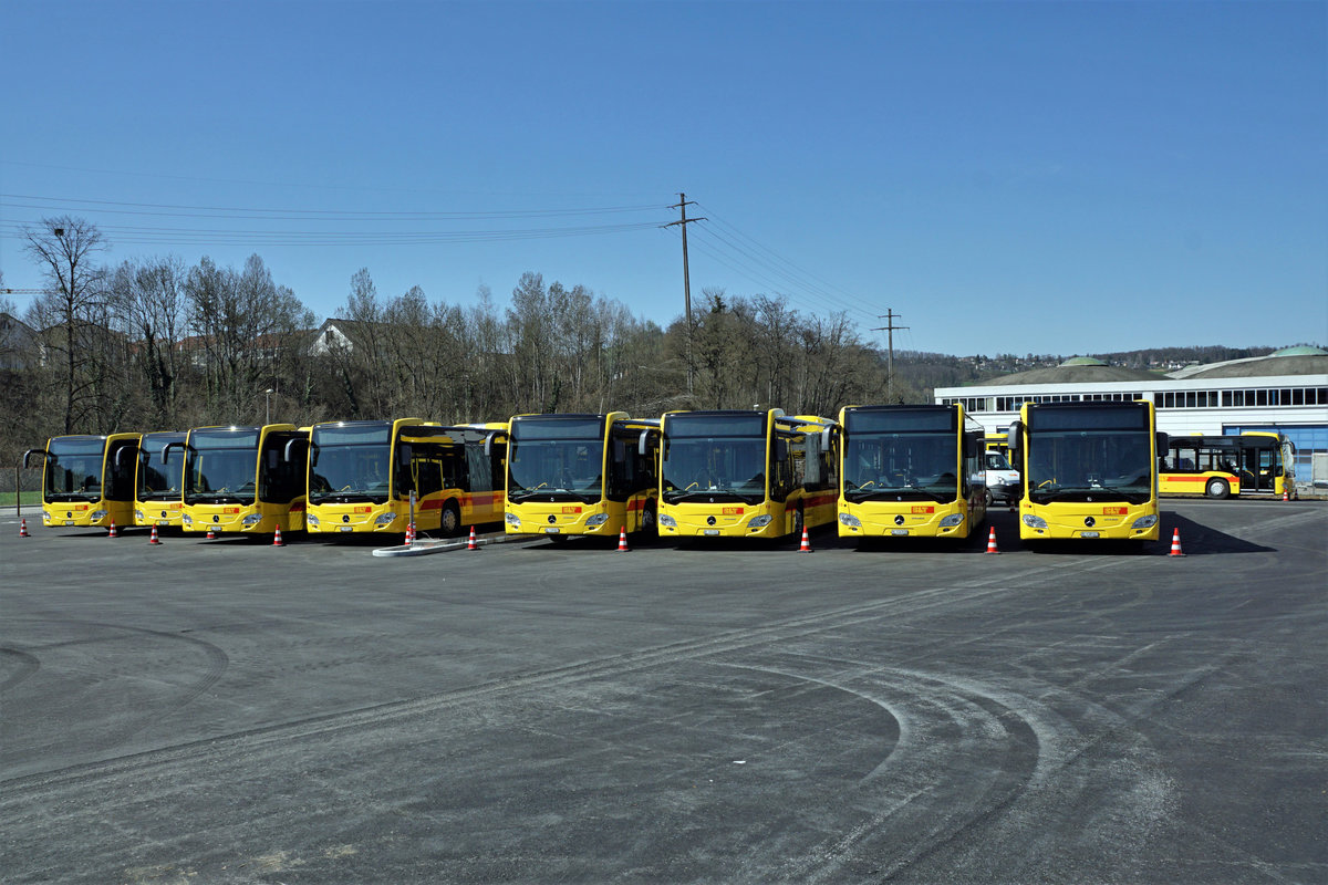 Die Waldenburgerbahn während dem grössten Umbruch ihrer erfolgreichen Geschichte.
Wenige Tage vor der Einstellung des Schmalspurbetriebes sowie am ersten Tag danach.
Schon am 31. März 2021 standen auf dem provisorisch erstellten Parkplatz bei Bad Bubendorf mehrere BLT Mercedes Citaro Gekenkbusse für den Bahnersatzdienst bereit.
Die einmaligen Aufnahmen der BLT Busparade habe ich ausnahmsweise bei der Waldenburgerbahn eingestellt, da sie als kleiner Mosaikstein zum Jahrhundertereignis gehören. Seit der Umstellung auf Busbetrieb sind solche Aufnahmen nicht mehr möglich.
Durch eine Einstellung bei den Bussen würde in diesem Fall die von mir gewollte Wirkung verloren gehen.
Hier handelt es sich nur um die Vorbereitung und nicht um den tatsächlichen Ersatzbetrieb der in Zukunft zur Rubrik Busse gehören wird.     
Foto: Walter Ruetsch