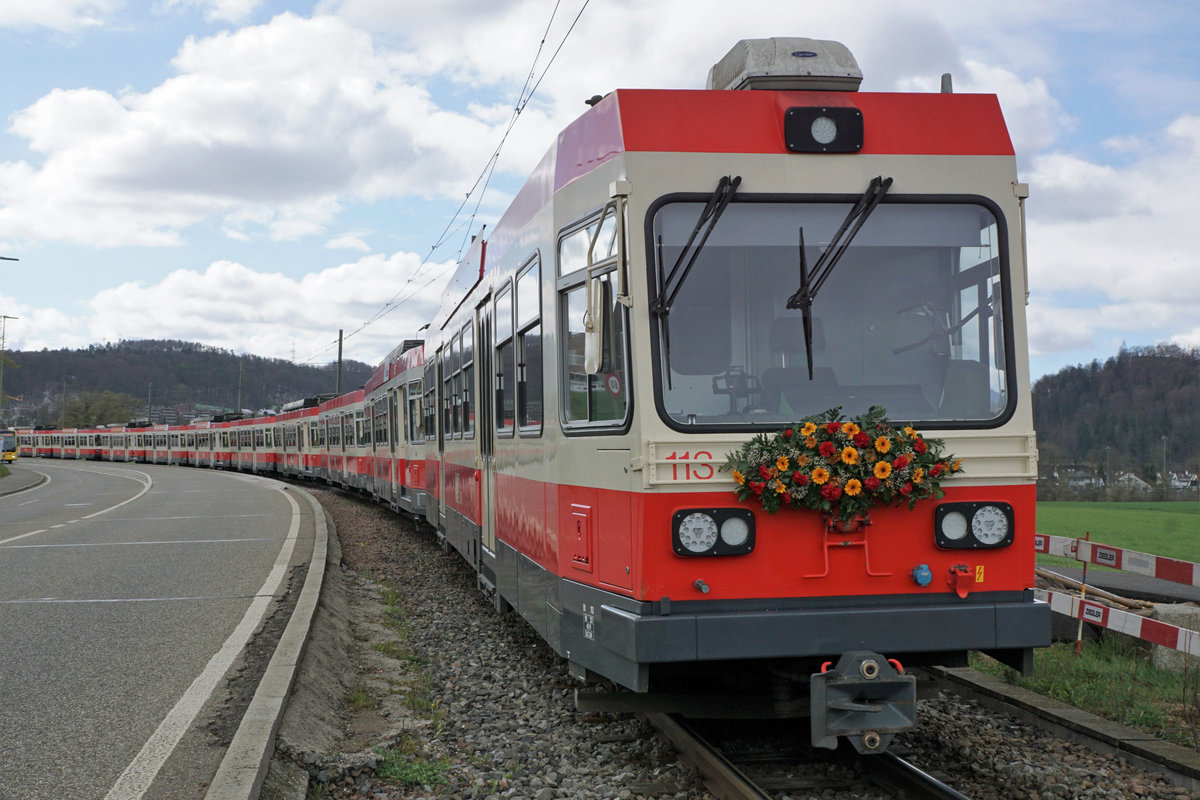Die Waldenburgerbahn während dem grössten Umbruch ihrer erfolgreichen Geschichte.
Weil am 6. April 2021 die Abbauarbeiten auf allen Stationen gleichzeitig begonnen haben, wurde die gesamte Fahrzeugflotte während der Nacht in den Raum Bubendorf überführt.
An diesem letzten Standort wartete das gesamte WALDENBURGERLI ab dem 6. bis 8. April 2021 auf den Abtransport. Über den Auhafen Rhein und Donau geht die Reise nun weiter. Dieses einmalige Ereignis wurde am 6. April 2021 verewigt.
Foto: Walter Ruetsch  