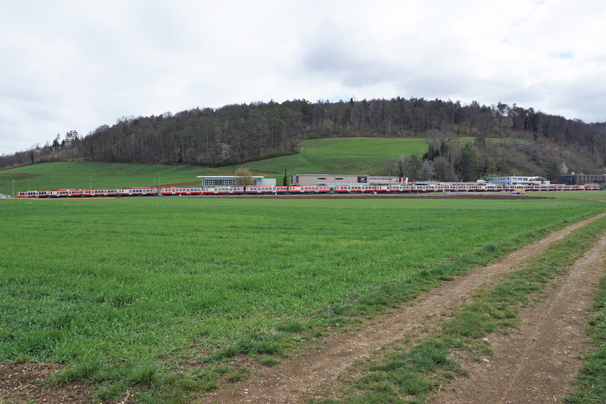 Die Waldenburgerbahn während dem grössten Umbruch ihrer erfolgreichen Geschichte.
Weil am 6. April 2021 die Abbauarbeiten auf allen Stationen gleichzeitig begonnen haben, wurde die gesamte Fahrzeugflotte während der Nacht in den Raum Bubendorf überführt.
An diesem letzten Standort wartete das gesamte WALDENBURGERLI ab dem 6. bis 8. April 2021 auf den Abtransport. Über den Auhafen Rhein und Donau geht die Reise nun weiter. Dieses einmalige Ereignis wurde am 6. April 2021 verewigt.
Foto: Walter Ruetsch  