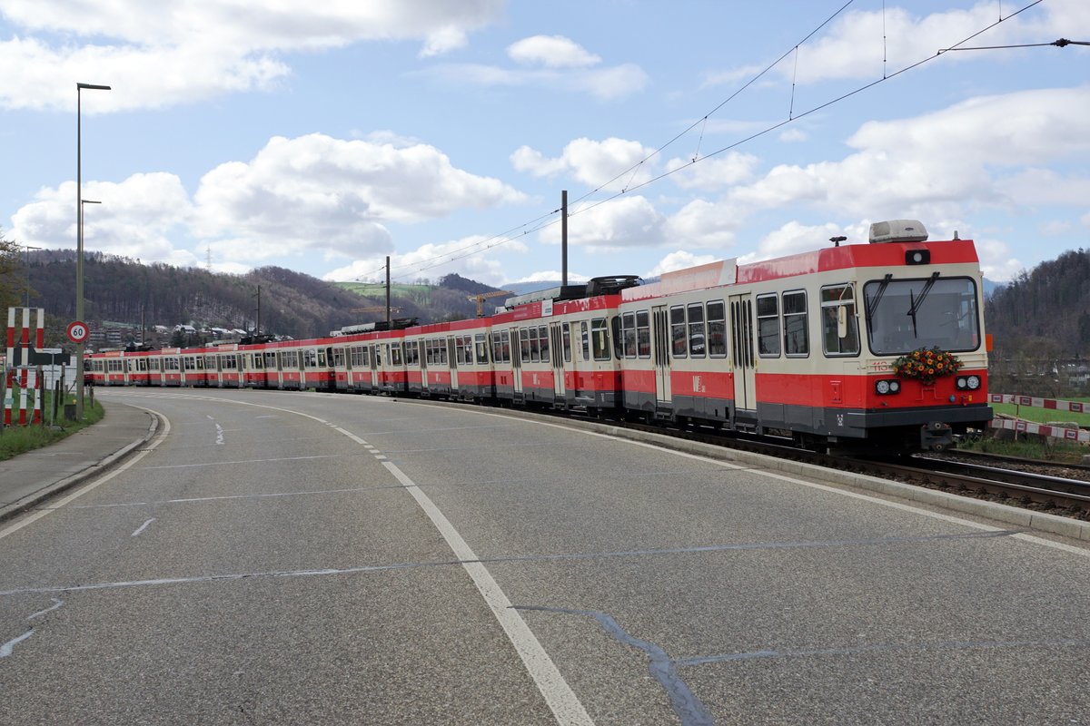 Die Waldenburgerbahn während dem grössten Umbruch ihrer erfolgreichen Geschichte.
Weil am 6. April 2021 die Abbauarbeiten auf allen Stationen gleichzeitig begonnen haben, wurde die gesamte Fahrzeugflotte während der Nacht in den Raum Bubendorf überführt.
An diesem letzten Standort wartete das gesamte WALDENBURGERLI ab dem 6. bis 8. April 2021 auf den Abtransport. Über den Auhafen Rhein und Donau geht die Reise nun weiter. Dieses einmalige Ereignis wurde am 6. April 2021 verewigt.
Zur Fotostelle: Diese Aufnahme verdanke ich einem Baustellentransport der zu einem Verkehrsstau führte.  Bei dem sehr grossen Verkehrsaufkommen auf dieser Strasse sind normalerweise solche Aufnahmen ein Ding der Unmöglichkeit während der Hauptverkehrszeit.
Foto: Walter Ruetsch   