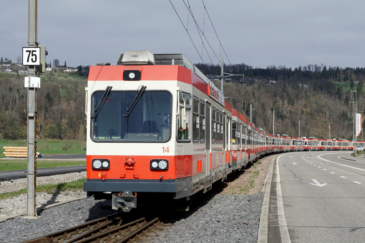 Die Waldenburgerbahn während dem grössten Umbruch ihrer erfolgreichen Geschichte.
Weil am 6. April 2021 die Abbauarbeiten auf allen Stationen gleichzeitig begonnen haben, wurde die gesamte Fahrzeugflotte während der Nacht in den Raum Bubendorf überführt.
An diesem letzten Standort wartete das gesamte WALDENBURGERLI ab dem 6. bis 8. April 2021 auf den Abtransport. Über den Auhafen Rhein und Donau geht die Reise nun weiter. Dieses einmalige Ereignis wurde am 6. April 2021 verewigt.
Foto: Walter Ruetsch   