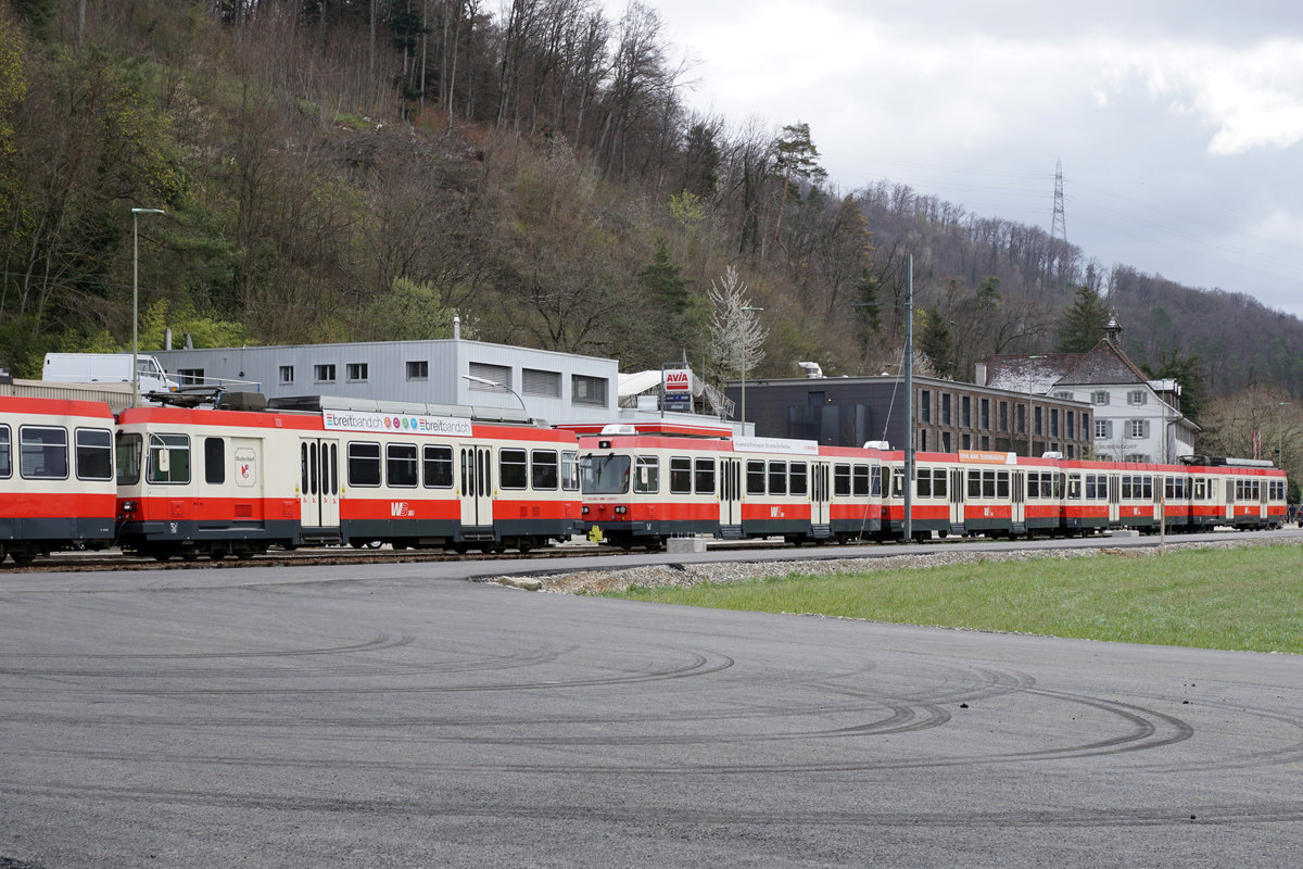 Die Waldenburgerbahn während dem grössten Umbruch ihrer erfolgreichen Geschichte.
Weil am 6. April 2021 die Abbauarbeiten auf allen Stationen gleichzeitig begonnen haben, wurde die gesamte Fahrzeugflotte während der Nacht in den Raum Bubendorf überführt.
An diesem letzten Standort wartete das gesamte WALDENBURGERLI ab dem 6. bis 8. April 2021 auf den Abtransport. Über den Auhafen Rhein und Donau geht die Reise nun weiter. Dieses einmalige Ereignis wurde am 6. April 2021 verewigt.
Foto: Walter Ruetsch   
