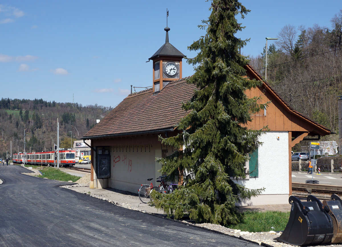 Die Waldenburgerbahn während dem grössten Umbruch ihrer erfolgreichen Geschichte.
Ein sehr trauriger Anblick vom 6. April 2021, dem ersten Tag nach der Einstellung des Bahnbetriebs.
Das einst schmucke nicht mehr bediente Bahnhofsgebäude Bad Bubendorf ohne Bahnhofsschilder sowie im Hintergrund die 17 auf den Abtransport wartenden Fahrzeuge der WB.
Am Vortag herrschte da noch reger Bahnbetrieb mit grossem Rummel und nun war es sehr still geworden.
Keine Züge mehr!
Keine Passagiere mehr! 
Einfach sehr traurig!
Foto: Walter Ruetsch
