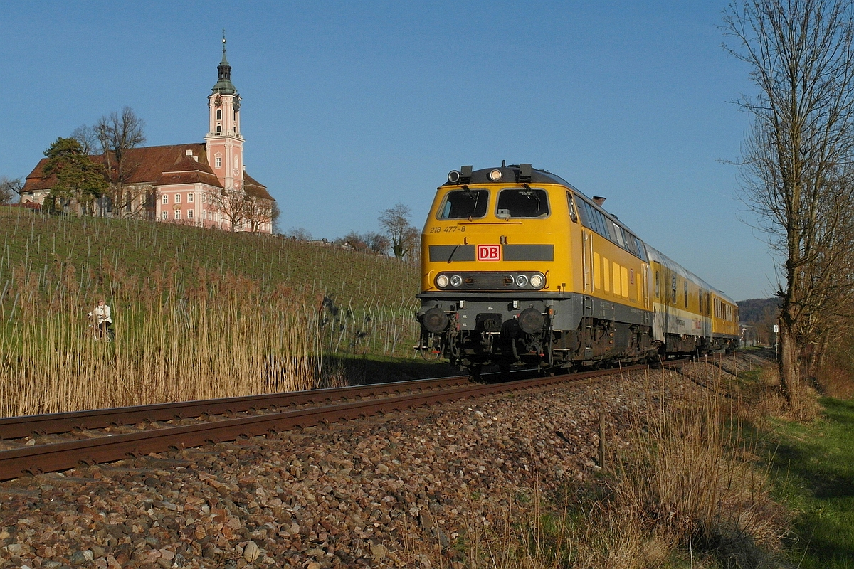 Die Wallfahrtskirche Birnau als Hintergrundmotiv fr den von 218 477-8 ziehenden Messzug, der am 08.04.2015 in Richtung Radolfzell unterwegs ist.