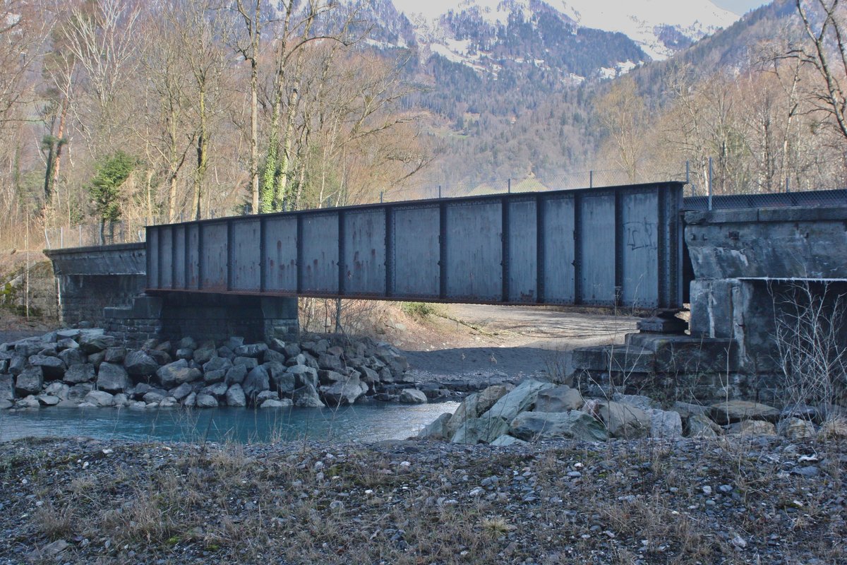 Die Wanderung am Karfreitag 2018 lag ganz im Thema der Bahngeschichte der Schweiz, denn ich war mit meinen Zwillingen Luka und Tristan auf Spurensuche der Walenseebahn. Diese wurde auf dem Abschnitt Murg - Weesen am 01.07.1859 durch die VSB eröffnet. 1960 wurde der Kerenzerbergtunnel dem Betrieb übergeben und die Linie am Walensee entlang stillgelegt und abgebaut. Heute führt ein Fahrrad- und Wanderweg dem alten Trassee entlang.
Diese Brücke trug mal die Dampfloks und die legendären Krokodile über die Linth, die nur wenige Meter nach der Brücke in den Walensee fliesst.
Weesen - Gäsi, 30.03.2018