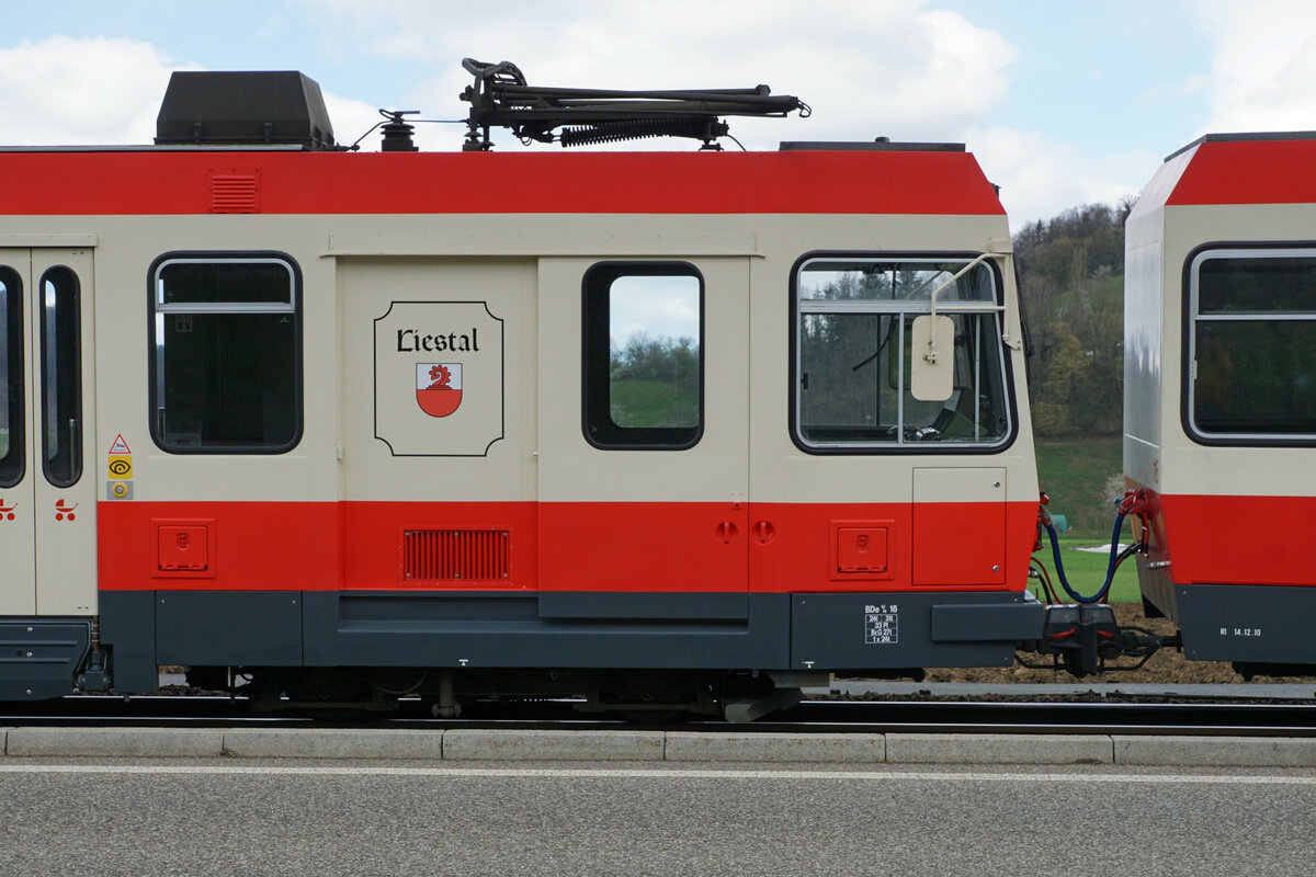 Die Wappen der Waldenburgerbahn (WB).
Die BDe 4/4 11 bis BDe 4/4/  17 waren mit Wappen von Gemeinden des Waldenburgertals geschmückt.
BDe 4/4 11 „Niederdorf“
BDe 4/4 12 „Oberdorf“
BDe 4/4 13 „Hölstein“
BDe 4/4 14 „Ramlinsburg“
BDe 4/4 15 „Bubendorf“
BDe 4/4 16 „Liestal“
BDe 4/4 17 „Waldenburg“
Die Aufnahmen entstanden am 6. April 2021 kurz vor dem Abtransport.
Foto: Walter Ruetsch 