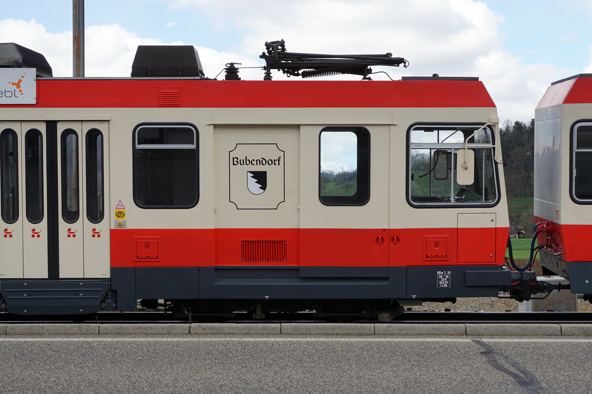 Die Wappen der Waldenburgerbahn (WB).
Die BDe 4/4 11 bis BDe 4/4/  17 waren mit Wappen von Gemeinden des Waldenburgertals geschmückt.
BDe 4/4 11 „Niederdorf“
BDe 4/4 12 „Oberdorf“
BDe 4/4 13 „Hölstein“
BDe 4/4 14 „Ramlinsburg“
BDe 4/4 15 „Bubendorf“
BDe 4/4 16 „Liestal“
BDe 4/4 17 „Waldenburg“
Die Aufnahmen entstanden am 6. April 2021 kurz vor dem Abtransport.
Foto: Walter Ruetsch 
