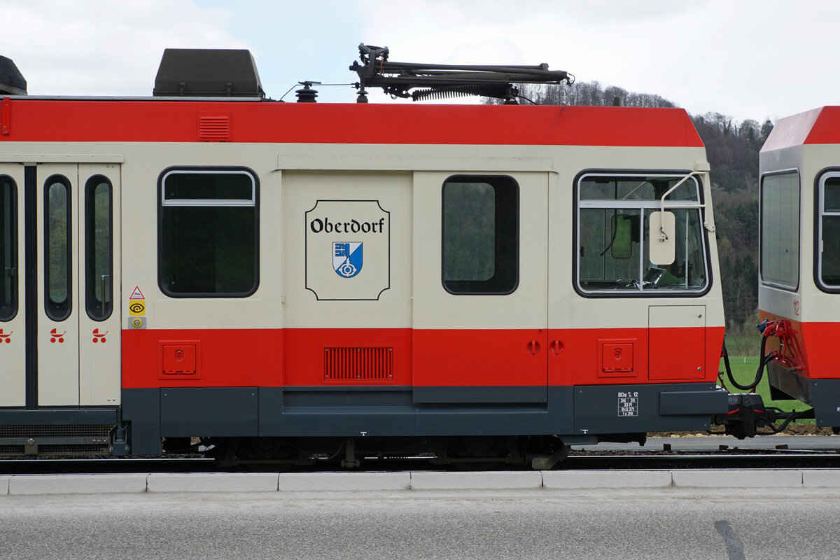 Die Wappen der Waldenburgerbahn (WB).
Die BDe 4/4 11 bis BDe 4/4/  17 waren mit Wappen von Gemeinden des Waldenburgertals geschmückt.
BDe 4/4 11 „Niederdorf“
BDe 4/4 12 „Oberdorf“
BDe 4/4 13 „Hölstein“
BDe 4/4 14 „Ramlinsburg“
BDe 4/4 15 „Bubendorf“
BDe 4/4 16 „Liestal“
BDe 4/4 17 „Waldenburg“
Die Aufnahmen entstanden am 6. April 2021 kurz vor dem Abtransport.
Foto: Walter Ruetsch 