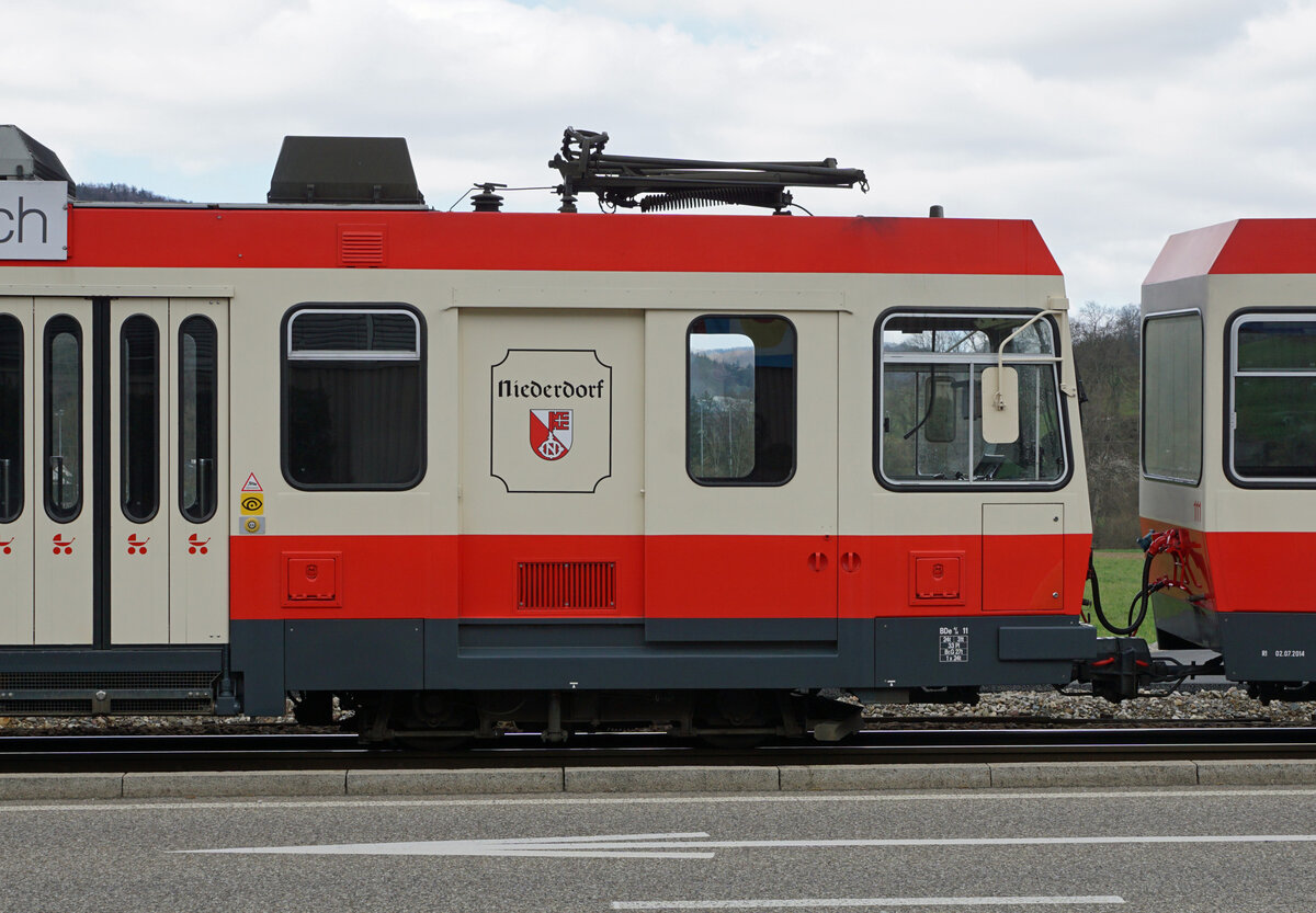 Die Wappen der Waldenburgerbahn (WB).
Die BDe 4/4 11 bis BDe 4/4/  17 waren mit Wappen von Gemeinden des Waldenburgertals geschmückt.
BDe 4/4 11 „Niederdorf“
BDe 4/4 12 „Oberdorf“
BDe 4/4 13 „Hölstein“
BDe 4/4 14 „Ramlinsburg“
BDe 4/4 15 „Bubendorf“
BDe 4/4 16 „Liestal“
BDe 4/4 17 „Waldenburg“
Die Aufnahmen entstanden am 6. April 2021 kurz vor dem Abtransport.
Foto: Walter Ruetsch 