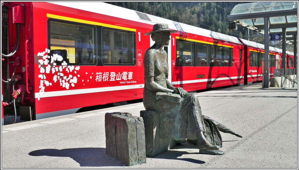 Die Wartende sitzt nicht in Japan, sondern in Thusis, wo die japanischen Schriftzeichen auf dem neuen Alvrawagen auf die Partnerbahn der RhB, der Hakone Tozan Railway, hinweisen. (15.04.2020)