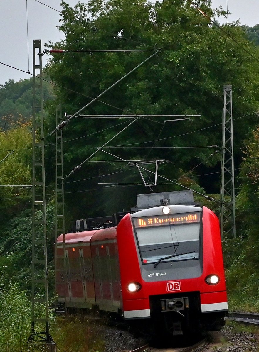 Die Wassergischt stiebt noch vom Pantograpfhen als der 425 016 aus dem Bogen an den Bahnsteig in Neckargerach am heutigen verregneten Abend als S2 gen Kaiserslautern fährt. 1.10.2020