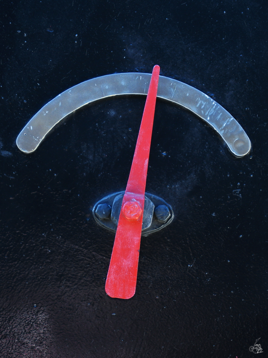 Die Wasserstandsanzeige am Schlepptender der 1906 gebauten Dampflokomotive FCA 53  Mallet-Compound  (060-4013). (Eisenbahnmuseum von Katalonien in Vilanova i la Geltrú, November 2022)