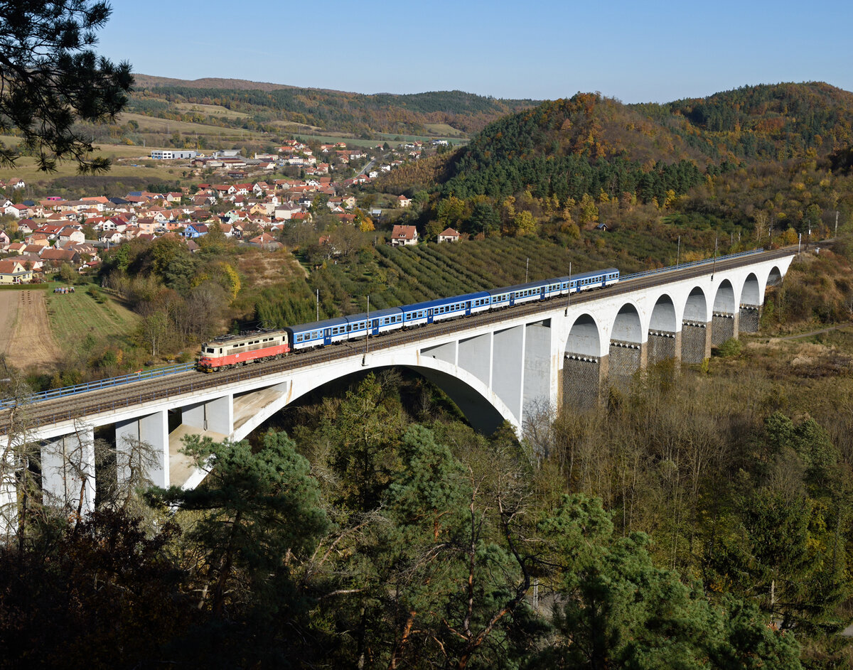 Die Wechselstromlok 242 204 präsentierte sich am Nachmittag des 25. Oktober 2021 noch in Altlack während sie mit dem Os 4612 über die  Most míru in Dolní Loučky fuhr. 