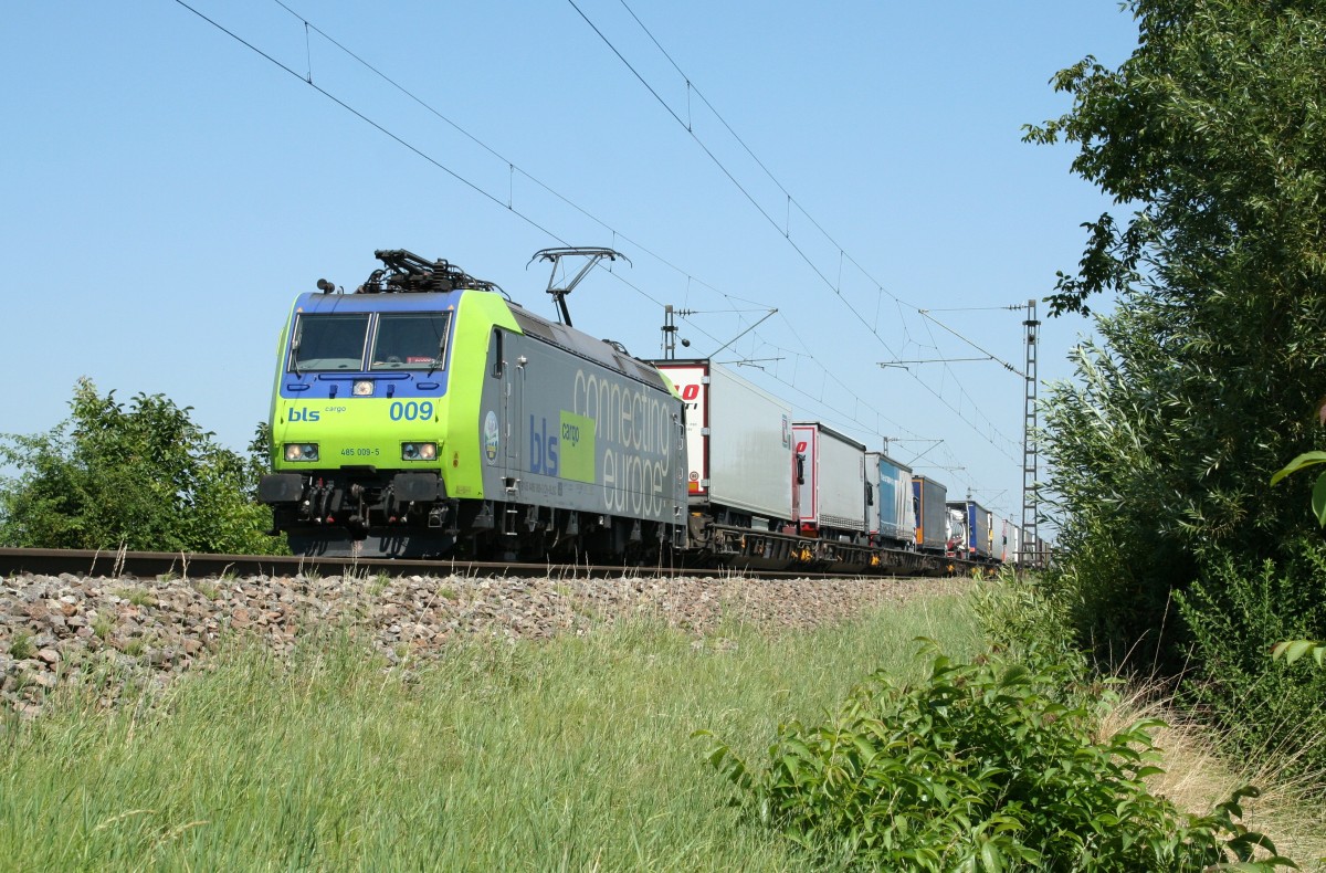 Die wegen eines Heilufers liegengebliebene RoLa 43611 nach Novara am 05.08.13 vor dem ESig A in Mllheim (Baden).
Nachdem die Weiterfahrt sichergestellt war, wurde der Zug zunchst auf das Gleis 13 in Mllheim gebracht und setzte die Fahrt gegen Abend mit gut 300 Minuten Versptung fort.
