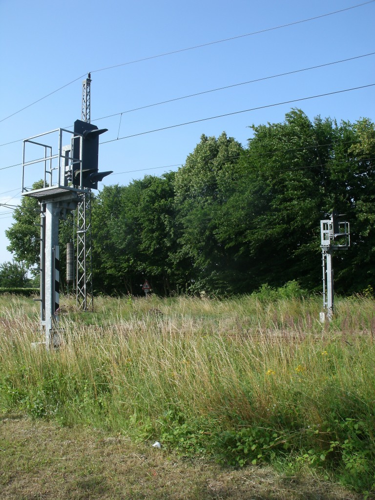 Die Wegübergangssignale von Wüstenfelde (Strecke Stralsund-Berlin)am 13.Juli 2013.